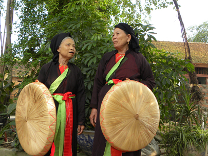 Các cụ thể hiện những bài hát cổ theo lối đối đáp ngoài sân chùa - Ảnh: Hà Ánh Dương.