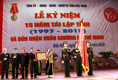Phó Chủ tịch nước Nguyễn Thị Doan trao Huân chương Hồ Chí Minh cho lãnh đạo tỉnh Bắc Ninh.