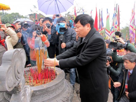 Chủ tịch UBND tỉnh Nguyễn Nhân Chiến dâng hương tại Lăng Quận công Nguyễn Đình Diễn.