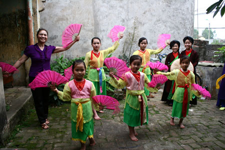 Bà Thơm đang hướng dẫn các em tập múa, hát.