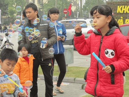 Các em nhỏ vui chơi tại Tượng đài Lý Thái Tổ, khu vực chính diễn ra Festival