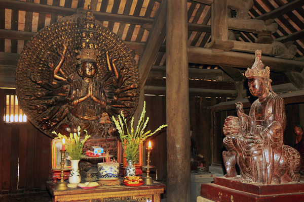 Pho tượng Quan Thế Âm nghìn mắt nghìn tay bằng gỗ lớn nhất Việt Nam tại chùa Bút Tháp. . Tượng cao 3,7m, ngang 2,1m, có 11 đầu, 46 tay lớn và 954 tay nhỏ, dài ngắn khác nhau. Đây được coi là một kiệt tác độc nhất vô nhị về tượng Phật và nghệ thuật tạc tượng, được công nhận là Bảo vật quốc gia năm 2012.