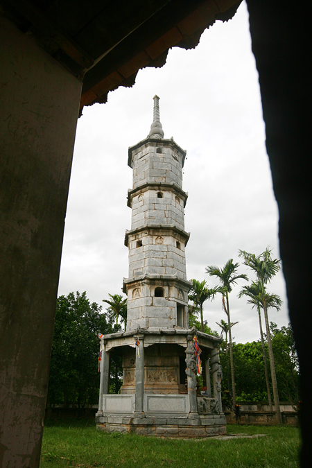 Đến đây du khách không khỏi ngạc nhiên đứng dưới cây tháp Báo Nghiêm 5 tầng bằng đá cao 13m, nơi xá lị của vị hòa thượng trụ trì đầu tiên (dựng 1647).