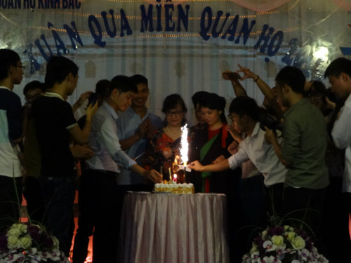 Thổi nến kỉ niệm 8 năm thành lập câu lạc bộ Quan họ Kinh Bắc