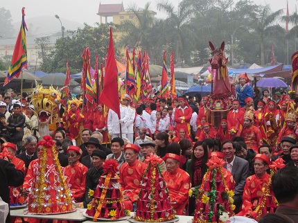 Hàng vạn người từ người làng đến du khách mặc trời rét buốt đổ về đền Vua Bà trẩy hội