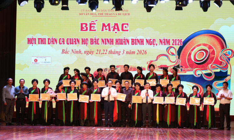 Ban tổ chức trao giải nội dung đối đáp 50 câu quan họ cổ.