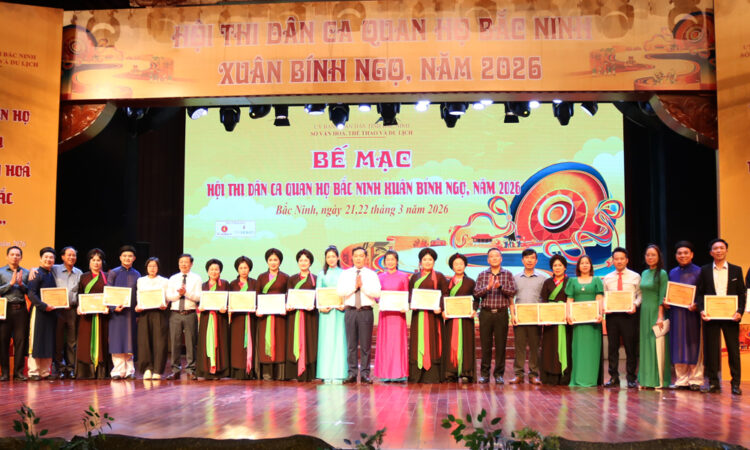 Ban tổ chức trao giải nội dung thi sân khấu ca nhạc quan họ.