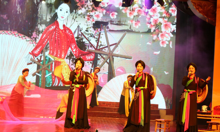 Công diễn tiết mục xuất sắc nội dung thi sân khấu ca nhạc quan họ. 