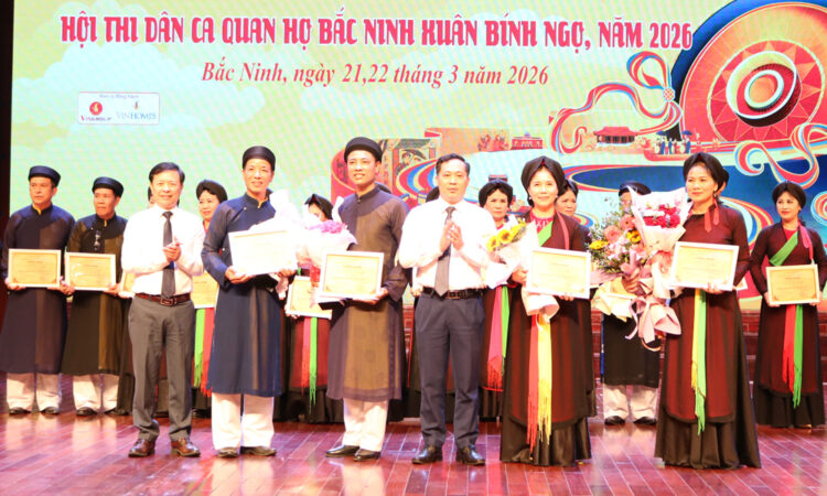 Ban tổ chức trao giải Nhất, Nhì cho cặp liền anh, liền chị thi đối đáp 150 câu. 