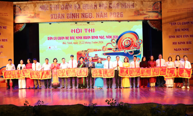 Các đồng chí lãnh đạo tỉnh trao Cờ lưu niệm cho đại diện các đoàn nghệ thuật quần chúng tham dự nội dung thi sân khấu ca nhạc quan họ. 
