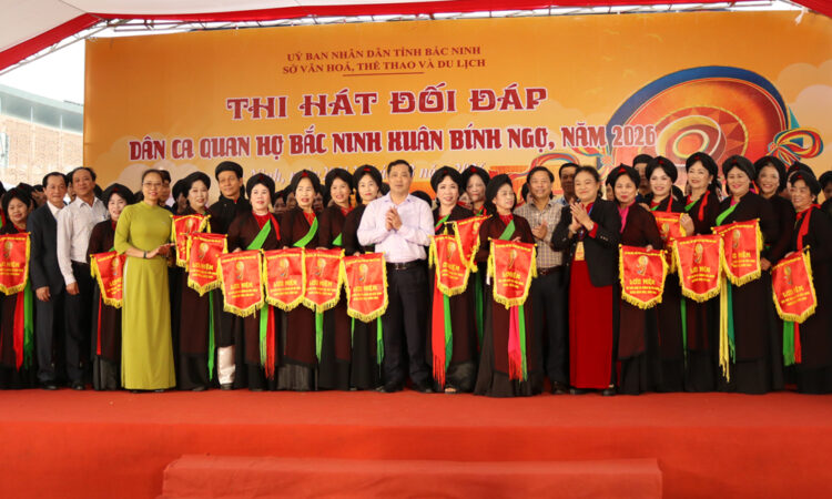 Ban Tổ chức hội thi trao cờ lưu niệm cho các cặp tham gia nội dung thi đối đáp quan họ. 