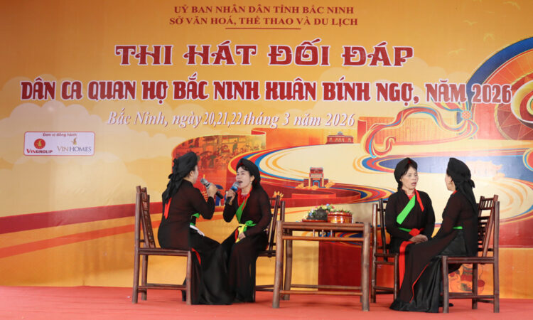Các cặp thí sinh dự thi nội dung đối đáp quan họ cổ. 